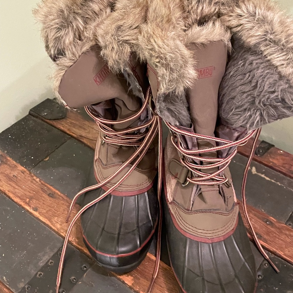 Khombu snow boots.   Good used condition